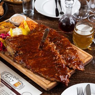 გრილზე შემწვარი გერმანული ღორის ნეკნები ბარბექიუ სოუსით (პატარა)