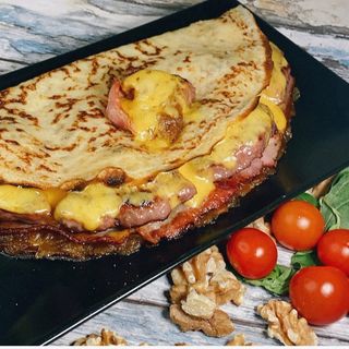 Crêpe Salado De Hamburguesa, Bacon, Cebolla y queso cheddar