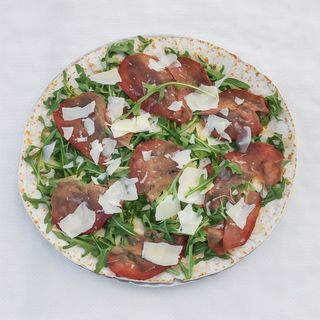 Piadipizza bresaola, scaglie di grana e rucola