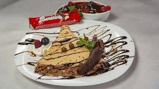 Palačinka sa eurokremom, orasima i čokoladnom bananom