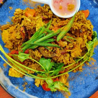 Ryż smażony na żółtym curry wege