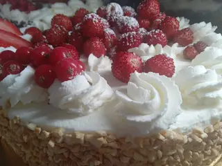 TORTA DI PANNA CON FRAGOLINE DA 1.,500 GR 