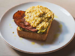 სქრამბლ ტოსტი ღორის შაშხით