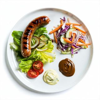 Kiełbaska z grilla z cebulką