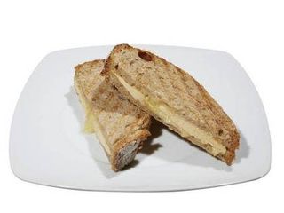 Tosta de frango e queijo  em pão  saloio