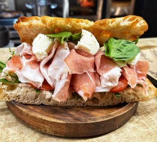 Focaccia con jamón de Parma 