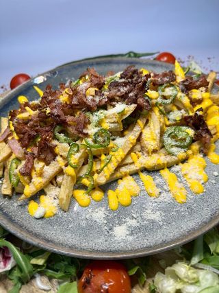 Spicy loaded fries cu carnati