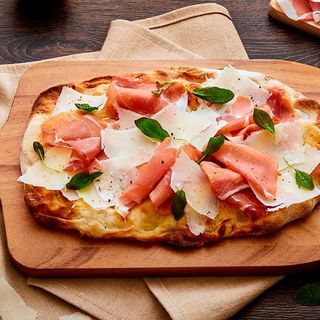 Pinsa crudo e stracciata di bufala e basilico