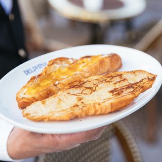 Croisant a la Plancha con Mantequilla y Mermelada