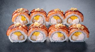 Роял-рол з лососем та креветкою темпура
