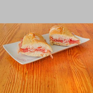 Jamón Serrano Reserva, Pan Untado con Tomate y Aceite de Oliva