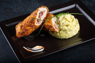 Zagrebački odrezak od puretine i pire krumpir s porilukom