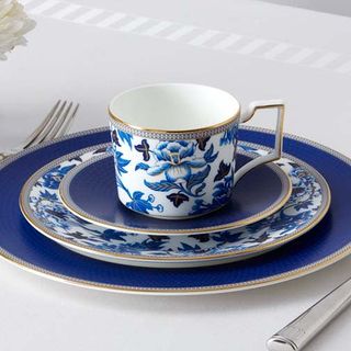 Hibiscus ceasca si farfurie ceai