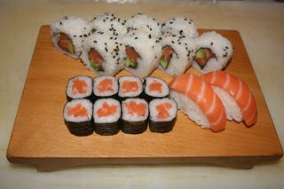 Plato Combinado 4 (California  y Maki de Salmón y Sushi)