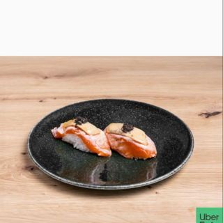 Nigiri salmón flambeado con trufa, foie y miso