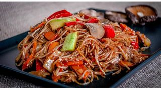 Noodles din orez cu legume și ciuperci champignon