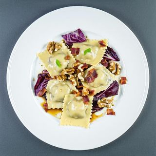 Ravioli radicchio guanciale e noci