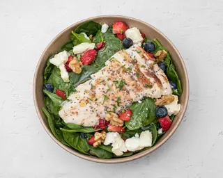 Ensalada De Pollo A La Parilla Con Fresas Y Arándanos