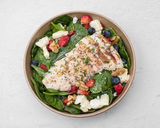 Ensalada De Pollo A La Parilla Con Fresas Y Arándanos