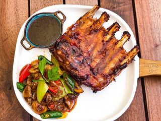 თაფლში მომზადებული ღორის ნეკნი ბოსტეულის გარნირითა და ხილის სოუსით