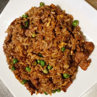 35. Riso saltato con manzo e salsa al pepe nero黑椒牛肉炒饭