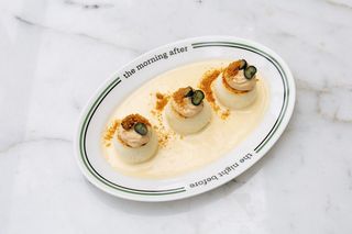 Syrniki z sosem anglaise, mlekiem skondensowanym i jadodami