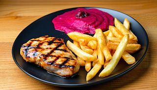 Pulpă dezosată la grătar cu cartofi pai și salată sfeclă roșie - 530g