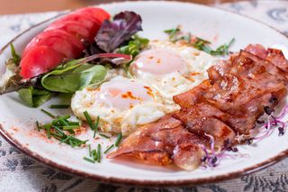 Ouă ochiuri cu bacon