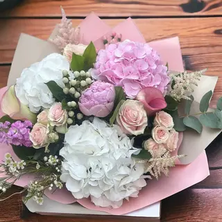 Buchet de flori alb si roz 