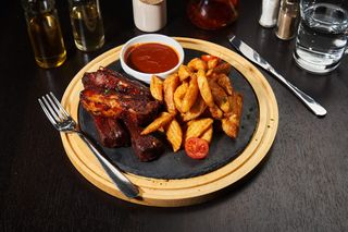 Coaste de porc cu cartofi wedges și sos barbeque