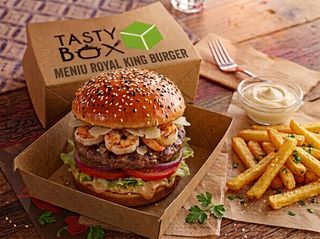 Meniu Royal King Burger servit cu cartofi prajiti si sos de maioneza
