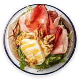 Speck, tomino fresco, rucola, miele e noci