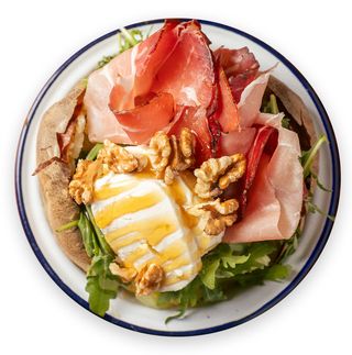 Speck, tomino fresco, rucola, miele e noci