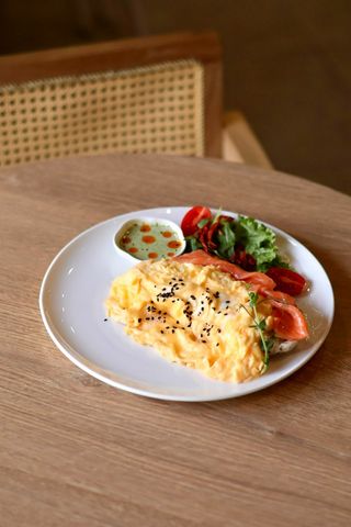 Тартин с авокадо,семгой и французским омлетом