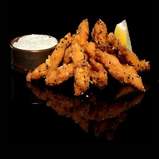 Хрупкави пилешки хапки с чеснов сос (350г)