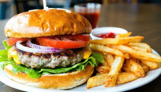 Бургер с пилешко кюфте