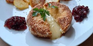 Ser camembert, frytki , surowka