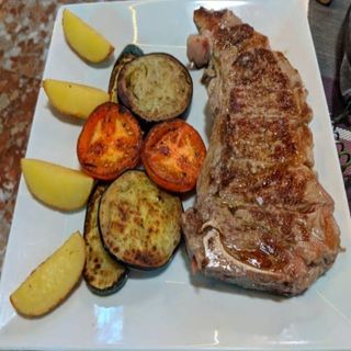 Filete De Ternera Con Verduras Y Patatas
