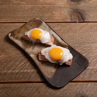 Nigiri De Aburi Flameado De Toro con huevo codorniz 