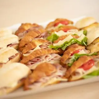 Bandeja de mini bocadillos con pan y bollería (18 ud)