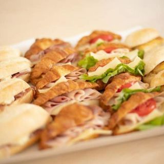 Bandeja de mini bocadillos con pan y bollería (18 ud)