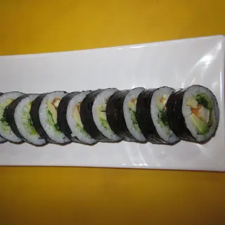 60-Futomaki Aguacate, Pepino, Rábano, Tofu, Wakame Y Tortilla (10 Pzs.)