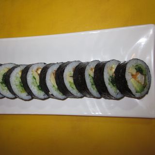 60-Futomaki Aguacate, Pepino, Rábano, Tofu, Wakame Y Tortilla (10 Pzs.)