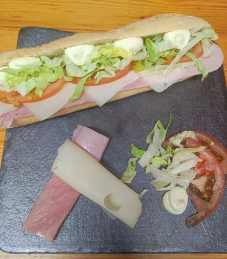 Baguette vegetal con jamón york y queso