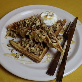 ბელგიური ვაფლი თაფლით და ნიგვზით