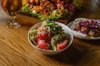 კიტრი-პომიდვრის სალათი ნიგვზით