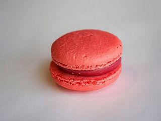 Макарон малиновий