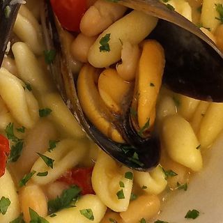 Pasta con fagioli e cozze