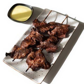 Anticuchos de pollo con crema de piquillos