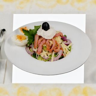 Овчарска салата с чипс от бекон (380г)